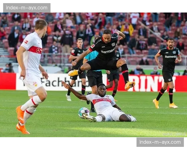 即时：伯恩利后场长传找到前锋，完成一次经典的“三脚传递”进球