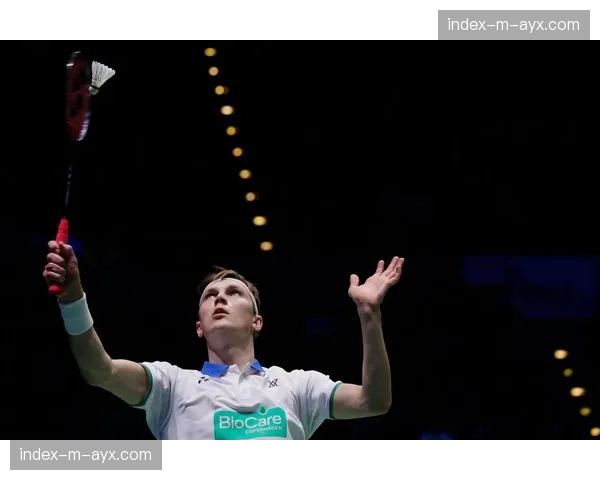 全英羽毛球公开赛现场，安赛龙赛后与场边患病小球迷互动并赠送球衣