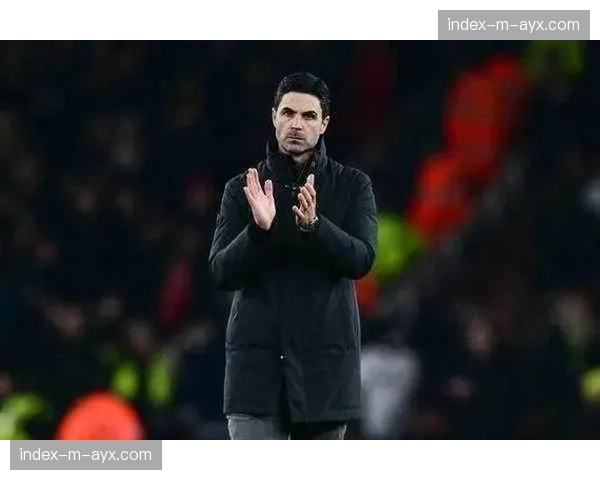 酋长球场更衣室：阿尔特塔与球员相拥庆祝，连续两年晋级四强